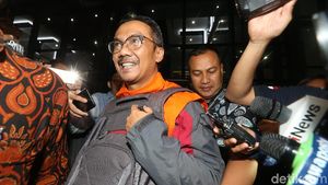 Penyuap Bupati Cirebon Malah Tersenyum saat Ditahan KPK