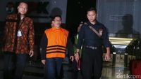 Berompi Oranye, Bupati Cirebon Masih Tetap Mengelak Suap