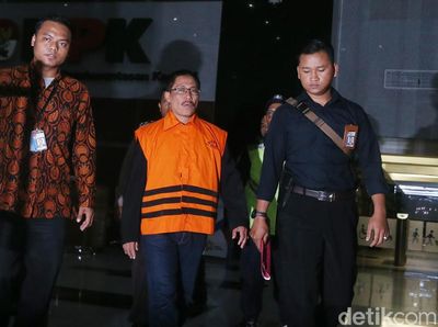 Berompi Oranye, Bupati Cirebon Masih Tetap Mengelak Suap