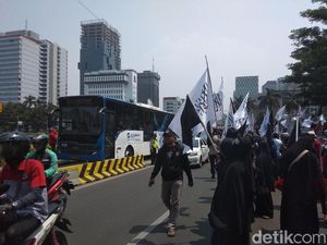 Video: Massa Aksi Bela Tauhid Padati Istiqlal Video: Massa Aksi Bela Tauhid Padati Istiqlal