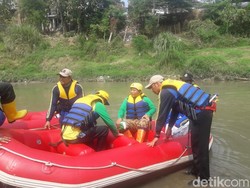 Sambil Naik Perahu, Wali Kota Bekasi Ikut Bersih-bersih Kali