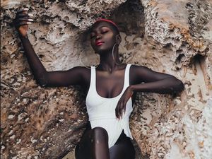 Foto: Liburannya Nyakim Gatwech, Sang Ratu Kegelapan