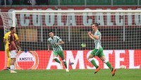Setelah jeda, Milan semakin tertinggal. Betis berhasil membukukan gol keduanya yang dibuat Giovani Lo Celso. (Foto: Daniele Mascolo/Reuters)