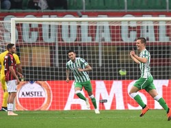 Setelah jeda, Milan semakin tertinggal. Betis berhasil membukukan gol keduanya yang dibuat Giovani Lo Celso. (Foto: Daniele Mascolo/Reuters)