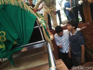 Video: Arumi Bachsin Berlinang Air Mata saat Sang Ayah Dikebumikan Video: Arumi Bachsin Berlinang Air Mata saat Sang Ayah Dikebumikan