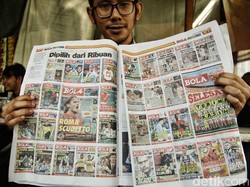 Ini adalah edisi terakhir atau tepat terbitan ke 2.915 sejak BOLA lahir. Di dalamnya terdapat beberapa cover headline memorable yang pernah dibuat oleh BOLA. (Pradita Utama/detikSport)