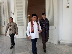 Anies Salat Jumat dengan Dubes Inggris di Masjid Fatahillah Balai Kota