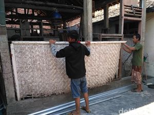 Rumah Bapak-Anak Tak Layak Huni di Situbondo Mulai Dibongkar