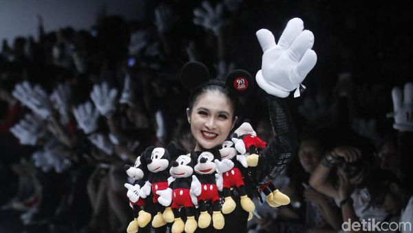 Foto: Adu Gaya 15 Artis Jadi Model di Jakarta Fashion Week 2019