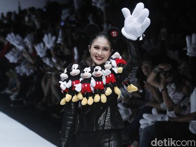 Foto: Adu Gaya 15 Artis Jadi Model di Jakarta Fashion Week 2019