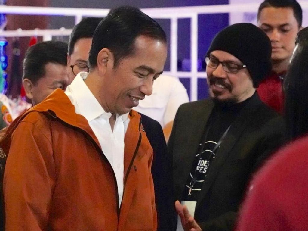 Foto: Lihat Lebih Dekat Gaya Jokowi dengan Jas Hujan Rp 500 Ribuan Foto: Lihat Lebih Dekat Gaya Jokowi dengan Jas Hujan Rp 500 Ribuan
