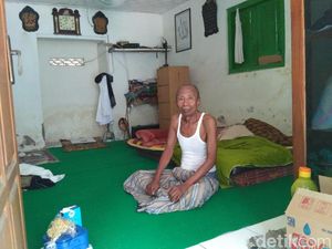 Rumahnya Direnovasi, Bapak-Anak di Situbondo Ini Mengungsi ke Musala