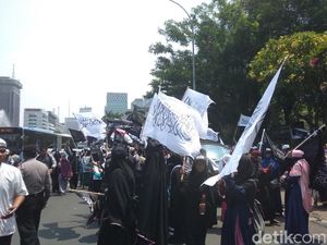 Massa Aksi Bela Tauhid Tutup Jl Medan Merdeka Barat, Lalin Macet Massa Aksi Bela Tauhid Tutup Jl Medan Merdeka Barat, Lalin Macet