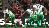 Tertinggal dua gol, Milan mencoba bangkit. Milan semakin dekat mendapatkan gol pertamanya setelah Samu Castillejo melepaskan sepakan keras namun membentur mistar gawang Betis. (Foto: Marco Luzzani/Getty Images)