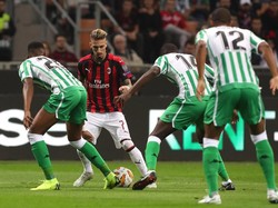 Tertinggal dua gol, Milan mencoba bangkit. Milan semakin dekat mendapatkan gol pertamanya setelah Samu Castillejo melepaskan sepakan keras namun membentur mistar gawang Betis. (Foto: Marco Luzzani/Getty Images)