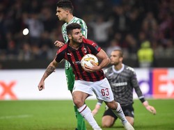 Patrick Cutrone akhirnya mencetak gol untuk membawa Milan menipiskan skor 1-2 di menit ke-83. (Foto: Daniele Mascolo/Reuters)