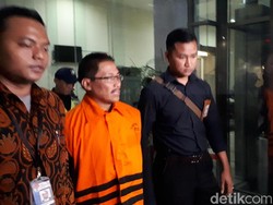 Video: Berompi Tahanan KPK, Bupati Cirebon Bantah Terima Suap