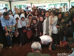 Tangis Arumi Bachsin Pecah Lihat Jenazah Ayah Dikebumikan