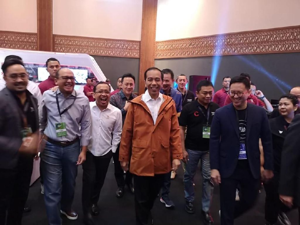 Cerita Bimo, Pemilik Ame Raincoat yang Jas Hujannya Dibeli Jokowi