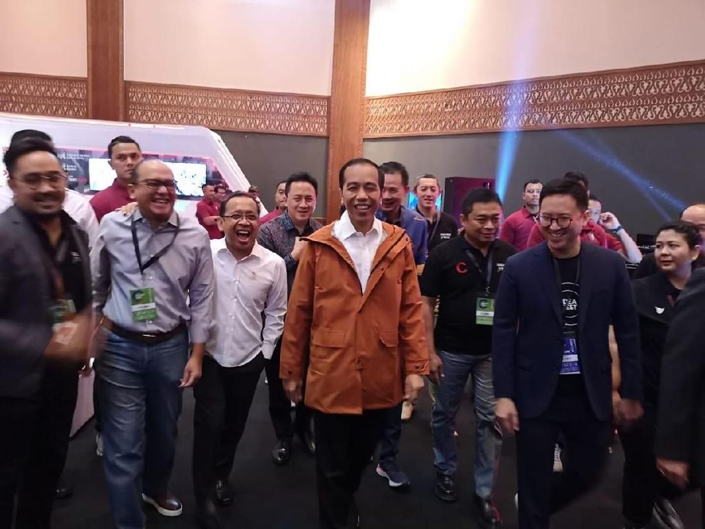 Bak Liam Gallagher, Jokowi Pamer Jaket Parka Buatan Lokal Bak Liam Gallagher, Jokowi Pamer Jaket Parka Buatan Lokal