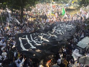 Potret Bendera Berkalimat Tauhid Raksasa di Medan Merdeka Potret Bendera Berkalimat Tauhid Raksasa di Medan Merdeka