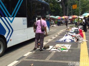 Aksi Bela Tauhid, Penjual Atribut di Masjid Istiqlal Raup Untung Aksi Bela Tauhid, Penjual Atribut di Masjid Istiqlal Raup Untung