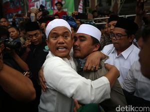 Perwakilan Massa Aksi Bela Tauhid dan PBNU Berpelukan