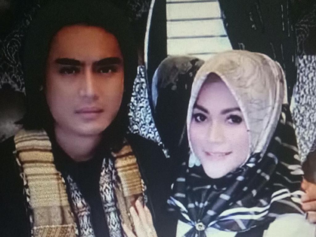 Charly Setia Dampingi Regina yang Sedang Sakit Charly Setia Dampingi Regina yang Sedang Sakit