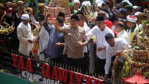 Melihat Momen Keseruan Saat Menteri Airlangga Sebar Apem