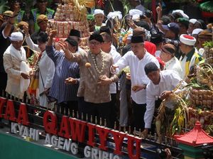 Melihat Momen Keseruan Saat Menteri Airlangga Sebar Apem
