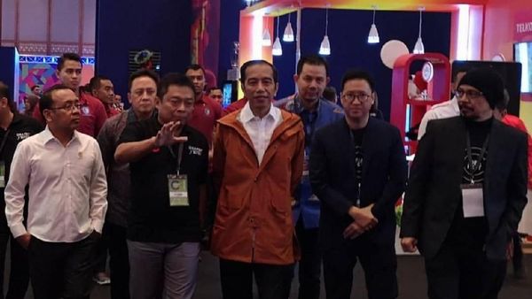 Deretan Gaya Jokowi Pamer Jaket hingga Sepatu Lokal