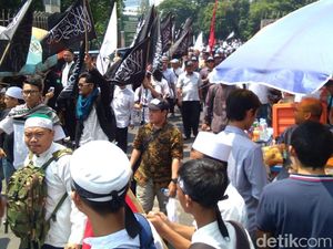 Massa Aksi Bela Tauhid di Istiqlal Long March ke Patung Kuda Massa Aksi Bela Tauhid di Istiqlal Long March ke Patung Kuda