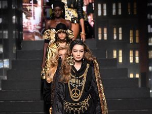 Foto: Gaya Seksi Para Top Model Dunia di Fashion Show Moschino x H&M Foto: Gaya Seksi Para Top Model Dunia di Fashion Show Moschino x H&M