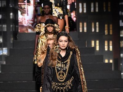 Foto: Gaya Seksi Para Top Model Dunia di Fashion Show Moschino x H&M