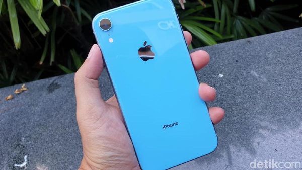 Unboxing iPhone XR Warna Biru yang Menggoda