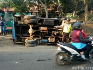 Minibus Tabrak Truk Muatan Kayu di Bandung, 1 Penumpang Luka Minibus Tabrak Truk Muatan Kayu di Bandung, 1 Penumpang Luka