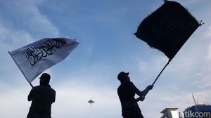 Massa Ramai-ramai Kibarkan Bendera Tauhid di Medan Merdeka