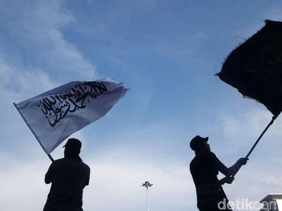 Massa Ramai-ramai Kibarkan Bendera Tauhid di Medan Merdeka