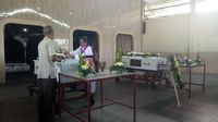 Foto: Tangis di Kremasi Sekeluarga yang Tewas Tertembak Kepalanya