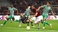 Bermain di San Siro, Milan justru tertinggal dua gol lebih dahulu dari tim Spanyol itu. Gol balasan Milan baru tercipta di 10 menit terakhir. (Foto: Marco Luzzani/Getty Images)