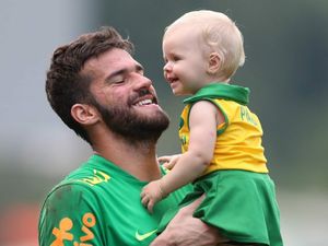 Momen Hangat Kiper Liverpool Alisson Becker Bareng Putrinya