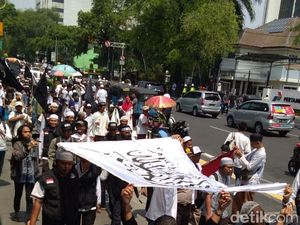 Massa Aksi Bela Tauhid Bergerak ke Kemenko Polhukam Massa Aksi Bela Tauhid Bergerak ke Kemenko Polhukam