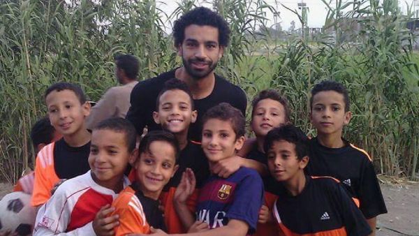 9 Momen Manis Pemain Liverpool Mohamed Salah Bareng Anak-anak