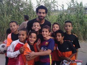9 Momen Manis Pemain Liverpool Mohamed Salah Bareng Anak-anak
