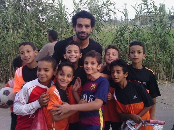 9 Momen Manis Pemain Liverpool Mohamed Salah Bareng Anak-anak
