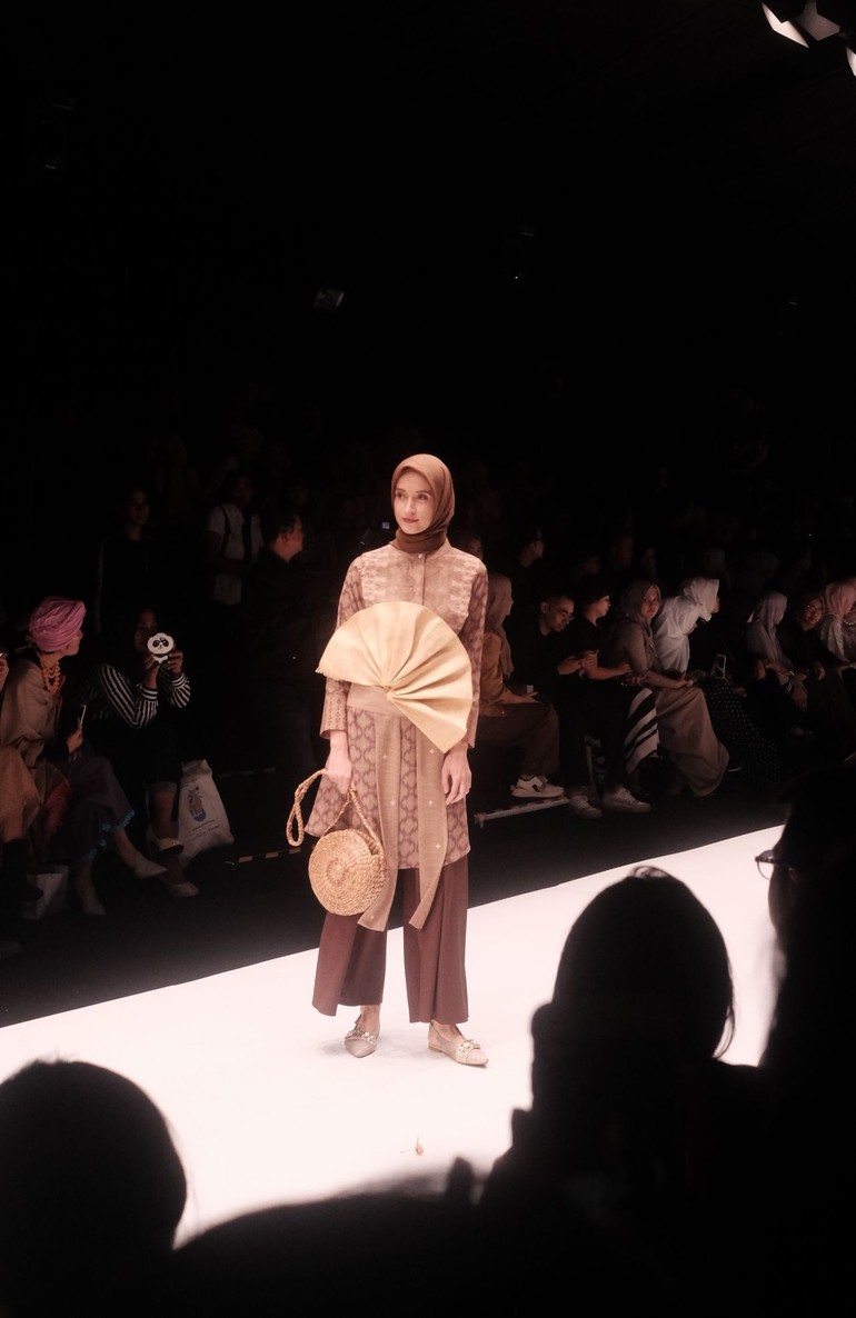 Foto Deretan Busana Muslim Ala Korea Eksis Di Panggung JFW 2019 Foto Deretan Busana Muslim Ala Korea Eksis Di Panggung JFW 2019