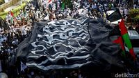 Penampakan Bendera Tauhid Raksasa di Depan Kemenko Polhukam
