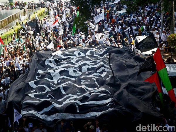 Penampakan Bendera Tauhid Raksasa di Depan Kemenko Polhukam