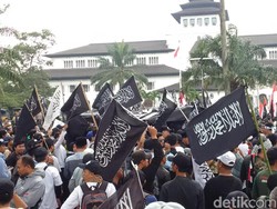 Seribuan Massa Gelar Aksi Bela Tauhid di Gedung Sate Bandung