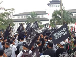 Massa Aksi Bela Tauhid Salat Ashar Berjamaah di Gedung Sate Massa Aksi Bela Tauhid Salat Ashar Berjamaah di Gedung Sate